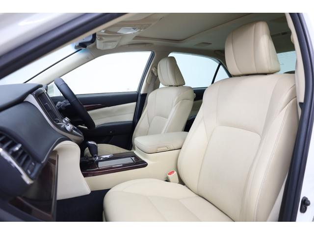 クラウンハイブリッド ロイヤルサルーン　電動サンルーフ　本革シート　トヨタプレミアムサウンド　純正８型ＨＤＤナビ　全方位カメラ　クリアランスソナー　禁煙車　前席パワーシート　シートクーラー　シート＆ステアリングヒーター　純正１７インチＡＷ（17枚目）