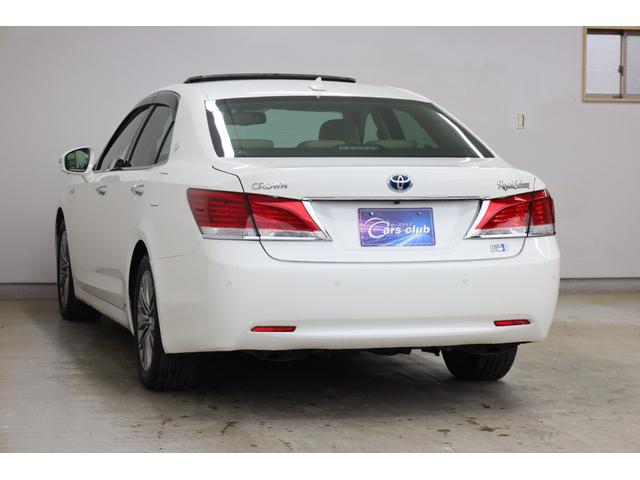 クラウンハイブリッド ロイヤルサルーン　電動サンルーフ　本革シート　トヨタプレミアムサウンド　純正８型ＨＤＤナビ　全方位カメラ　クリアランスソナー　禁煙車　前席パワーシート　シートクーラー　シート＆ステアリングヒーター　純正１７インチＡＷ（24枚目）