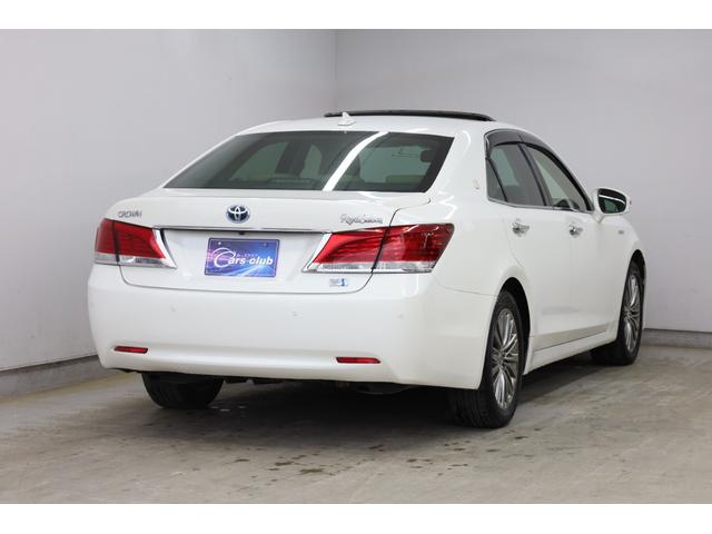 クラウンハイブリッド ロイヤルサルーン　電動サンルーフ　本革シート　トヨタプレミアムサウンド　純正８型ＨＤＤナビ　全方位カメラ　クリアランスソナー　禁煙車　前席パワーシート　シートクーラー　シート＆ステアリングヒーター　純正１７インチＡＷ（26枚目）