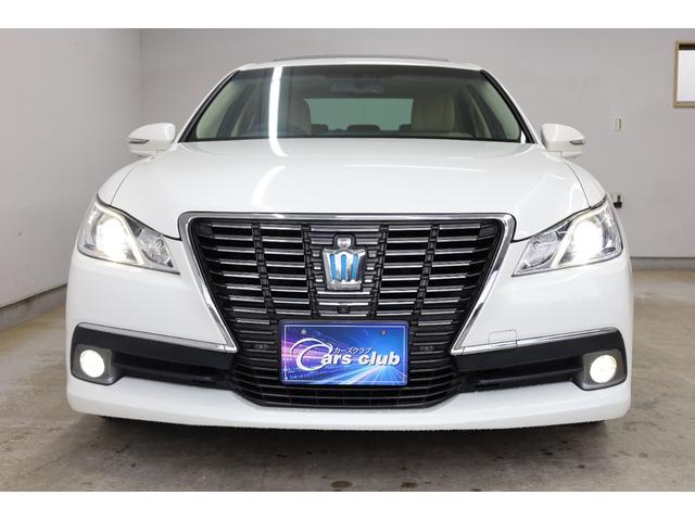 クラウンハイブリッド ロイヤルサルーン　電動サンルーフ　本革シート　トヨタプレミアムサウンド　純正８型ＨＤＤナビ　全方位カメラ　クリアランスソナー　禁煙車　前席パワーシート　シートクーラー　シート＆ステアリングヒーター　純正１７インチＡＷ（27枚目）