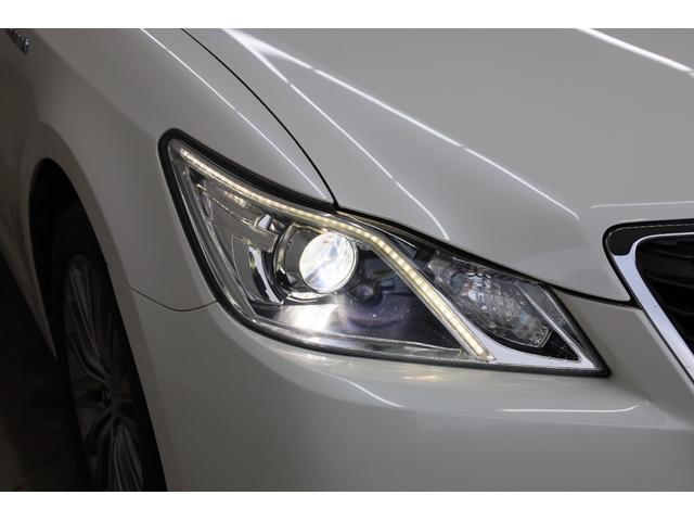 クラウンハイブリッド ロイヤルサルーン　電動サンルーフ　本革シート　トヨタプレミアムサウンド　純正８型ＨＤＤナビ　全方位カメラ　クリアランスソナー　禁煙車　前席パワーシート　シートクーラー　シート＆ステアリングヒーター　純正１７インチＡＷ（30枚目）