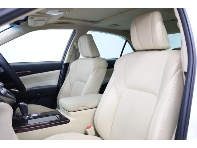 クラウンハイブリッド ロイヤルサルーン　電動サンルーフ　本革シート　トヨタプレミアムサウンド　純正８型ＨＤＤナビ　全方位カメラ　クリアランスソナー　禁煙車　前席パワーシート　シートクーラー　シート＆ステアリングヒーター　純正１７インチＡＷ（41枚目）