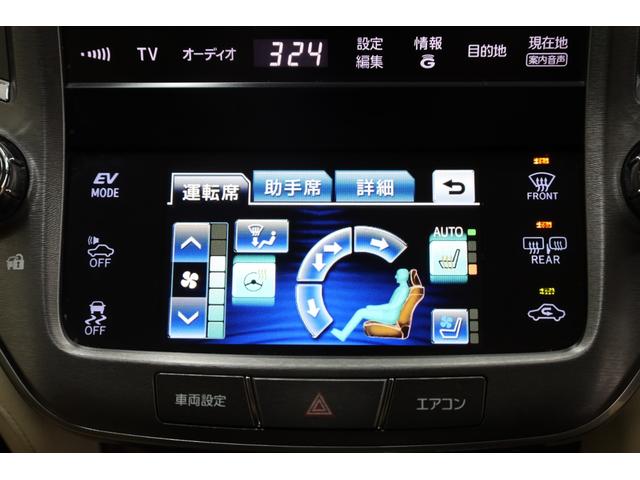 クラウンハイブリッド ロイヤルサルーン　電動サンルーフ　本革シート　トヨタプレミアムサウンド　純正８型ＨＤＤナビ　全方位カメラ　クリアランスソナー　禁煙車　前席パワーシート　シートクーラー　シート＆ステアリングヒーター　純正１７インチＡＷ（49枚目）