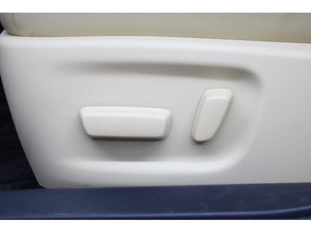 クラウンハイブリッド ロイヤルサルーン　電動サンルーフ　本革シート　トヨタプレミアムサウンド　純正８型ＨＤＤナビ　全方位カメラ　クリアランスソナー　禁煙車　前席パワーシート　シートクーラー　シート＆ステアリングヒーター　純正１７インチＡＷ（64枚目）