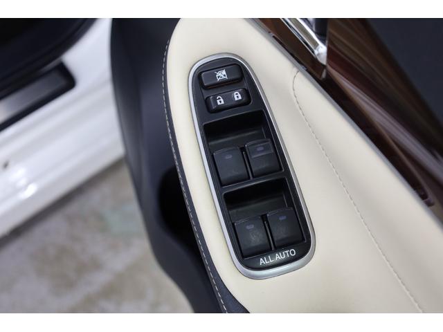 クラウンハイブリッド ロイヤルサルーン　電動サンルーフ　本革シート　トヨタプレミアムサウンド　純正８型ＨＤＤナビ　全方位カメラ　クリアランスソナー　禁煙車　前席パワーシート　シートクーラー　シート＆ステアリングヒーター　純正１７インチＡＷ（65枚目）