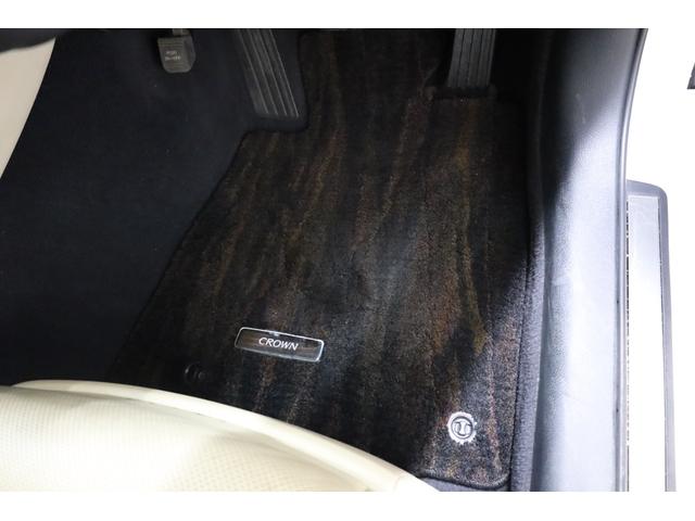 クラウンハイブリッド ロイヤルサルーン　電動サンルーフ　本革シート　トヨタプレミアムサウンド　純正８型ＨＤＤナビ　全方位カメラ　クリアランスソナー　禁煙車　前席パワーシート　シートクーラー　シート＆ステアリングヒーター　純正１７インチＡＷ（71枚目）