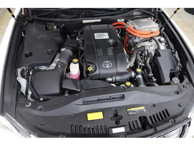 クラウンハイブリッド ロイヤルサルーン　電動サンルーフ　本革シート　トヨタプレミアムサウンド　純正８型ＨＤＤナビ　全方位カメラ　クリアランスソナー　禁煙車　前席パワーシート　シートクーラー　シート＆ステアリングヒーター　純正１７インチＡＷ（76枚目）