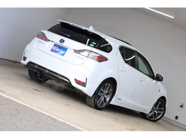 ＣＴ ＣＴ２００ｈ　Ｆスポーツ　後期型　ムーンルーフ　本革シート　禁煙車　純正ＳＤナビ　Ｂカメラ　前席パワーシート　シートメモリー　前席シートヒーター　左右独立ＡＡＣ　純正１７インチＡＷ　クルーズコントロール　ＥＴＣ　ＬＥＤライト（12枚目）