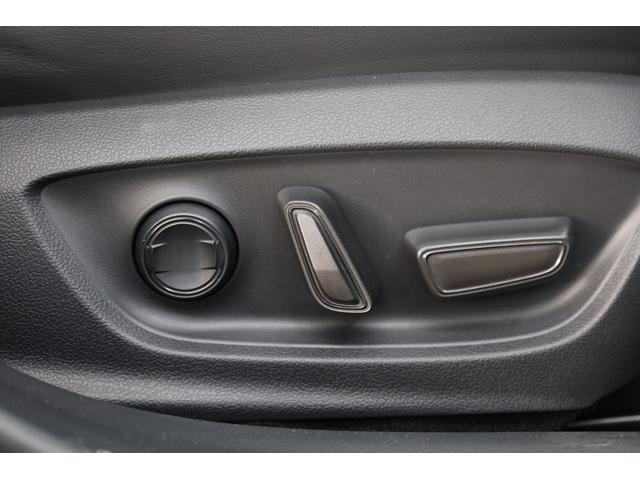 プリウス Ｚ　ＰＨＥＶ　ワンオーナー　純正１２．３インチディスプレイ　ナビ　フルセグＴＶ　全方位カメラ　ＴＳＳ　ＰＫＳＢ　ＢＳＭ　レザーシート　純正１９インチＡＷ　シートエアコン　パワーバックドア　ＥＴＣ２．０（16枚目）