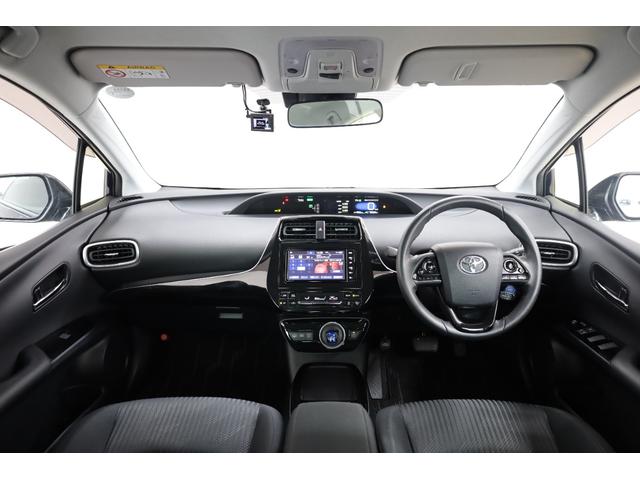 プリウスＰＨＶ Ａ　後期型５人乗り　寒冷地仕様　純正ＳＤナビ　全方位カメラ　純正１７インチＡＷ　セーフティセンス　インテリジェントクリアランスソナー　ＢＳＭ　パワーシート　シートヒーター　レーダークルーズ　ＡＣ１５００Ｗ（4枚目）