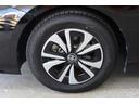 PHVやPHEV車はどちらもガソリンエンジンに加えてモーターとバッテリーを備え、外部から電気を充電できるHV(ハイブリッド)車です。