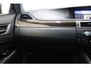 PHVやPHEV車はどちらもガソリンエンジンに加えてモーターとバッテリーを備え、外部から電気を充電できるHV(ハイブリッド)車です。