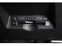 PHVやPHEV車はどちらもガソリンエンジンに加えてモーターとバッテリーを備え、外部から電気を充電できるHV(ハイブリッド)車です。