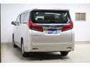 PHVやPHEV車はどちらもガソリンエンジンに加えてモーターとバッテリーを備え、外部から電気を充電できるHV(ハイブリッド)車です。