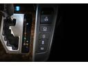 PHVやPHEV車はどちらもガソリンエンジンに加えてモーターとバッテリーを備え、外部から電気を充電できるHV(ハイブリッド)車です。
