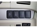 PHVやPHEV車はどちらもガソリンエンジンに加えてモーターとバッテリーを備え、外部から電気を充電できるHV(ハイブリッド)車です。