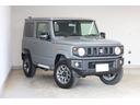 届出済未使用車のジムニー XCグレードが入庫いたし ました!4WDのAT(オートマ)車で、安全装備も整ったオススメの1台となっております!トヨタ・スズキ・ダイハツ・ミツビシ・ニッサン・マツダ・レクサス