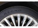 メーカーオプションの純正18インチアルミホイール(ダイヤモンドカット+グレーメタリック)に、溝山も残っている2021年製のブリジストンの中でも高品質のREGNOタイヤ(4本)が装着されております!