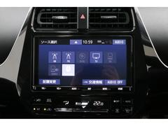 純正の大きな９インチの大画面ナビで、フルセグＴＶやＤＶＤも楽しめますね。ほかにもミュージックサーバーやＢｌｕｅｔｏｏｔｈオーディオ、ＣＤ再生などソースはしっかり揃っています。 4