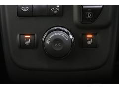 運転席助手席ともにシートヒーターが装備されておりますので寒い時期でも快適ですね！ 6