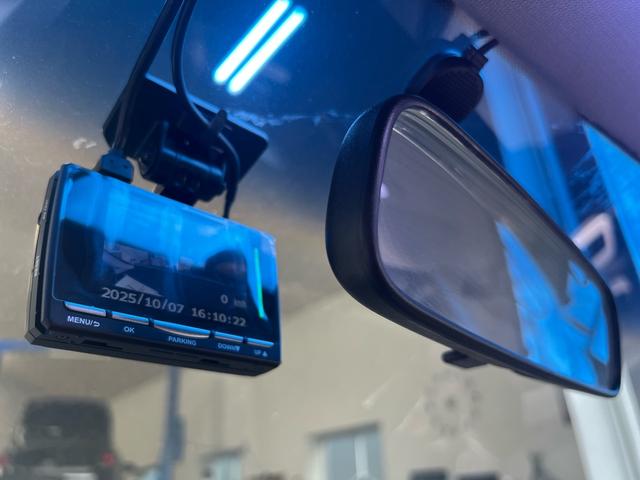 オデッセイ アブソルート　Ｂｌｕｅｔｏｏｔｈ　クルーズコントロール　社外２０インチホイール　ＥＴＣ　社外マフラー　社外エアロ　社外ナビ　３列シート　電動格納ミラーバックカメラ　ハーフレザーシート　　ＲＳＲ車高調（21枚目）