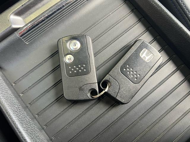 オデッセイ アブソルート　Ｂｌｕｅｔｏｏｔｈ　クルーズコントロール　社外２０インチホイール　ＥＴＣ　社外マフラー　社外エアロ　社外ナビ　３列シート　電動格納ミラーバックカメラ　ハーフレザーシート　　ＲＳＲ車高調（22枚目）