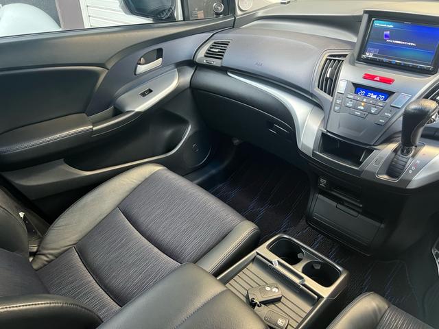 オデッセイ アブソルート　Ｂｌｕｅｔｏｏｔｈ　クルーズコントロール　社外２０インチホイール　ＥＴＣ　社外マフラー　社外エアロ　社外ナビ　３列シート　電動格納ミラーバックカメラ　ハーフレザーシート　　ＲＳＲ車高調（30枚目）