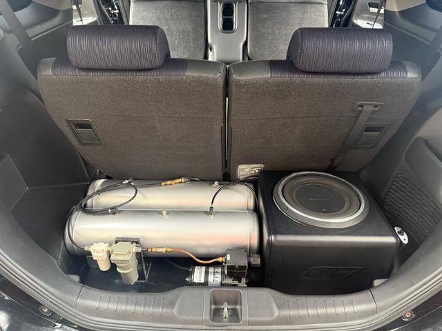 �g�����N���[���ɂ́A�G�A�T�X�̃^���N�ƁA�T�u�E�[�t�@�[���ς܂�Ă��܂��I