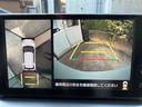 【全方位型モニター】クルマを上空から見下ろしているかのように、直感的に周囲の状況を把握できる全方位型モニター。狭い場所での駐車でも周囲が映像で確認できます。