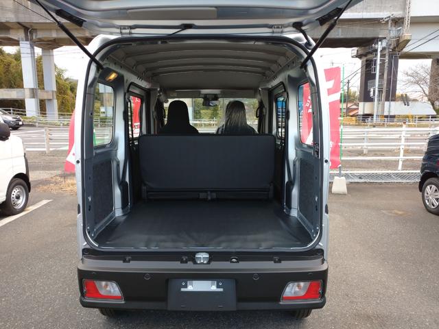 ハイゼットカーゴ スペシャル　ＭＴ　衝突被害軽減システム　クリアランスソナー　両側スライドドア　アイドリングストップ　ＥＳＣ　エアコン　パワーステアリング　パワーウィンドウ　パワーウィンド　横滑り防止機能　マニュアルエアコン　ＰＳ（8枚目）