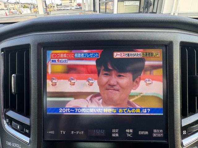 クラウンハイブリッド アスリートＳ　Ｊ－フロンティア　ＴコネクトＳＤナビ・フルセグＴＶ・Ｂｌｕ－ｒａｙ・１０スピーカー／セイフティーセンスＰ／ＬＥＤヘッドランプ／１８インチＡＷ／オートワイパー／オプティロンメーター／オートエアコン／ブラック革コンビシート（5枚目）