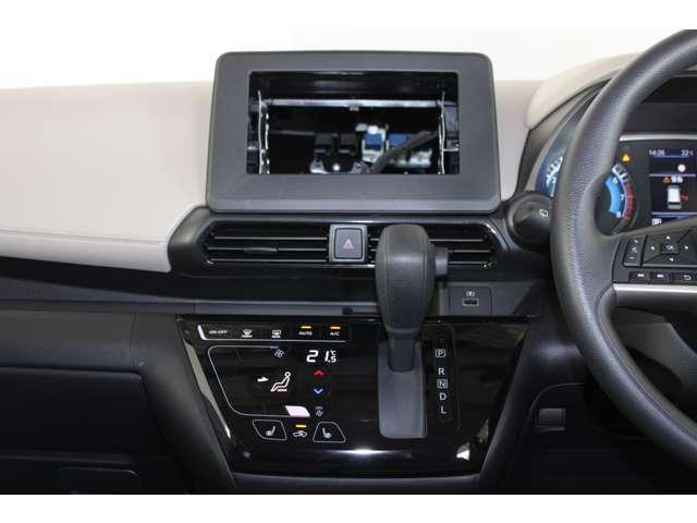 eKワゴン G オーディオレス バックカメラ スマートキー 衝突軽減ブレーキ 前席シートヒーター クリアランスソナー スマートキー アイドリングストップ ベンチシート バックカメラ オートエアコン 盗難警報装置(7枚目)