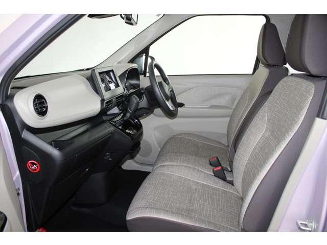 eKワゴン G オーディオレス バックカメラ 衝突軽減ブレーキ 前席シートヒーター クリアランスソナー スマートキー アイドリングストップ ベンチシート バックカメラ オートエアコン 盗難警報装置 パワーステアリング(4枚目)