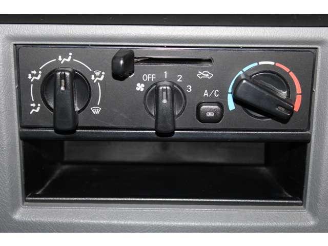 マニュアルエアコンを装備。簡単操作で調整ができます
