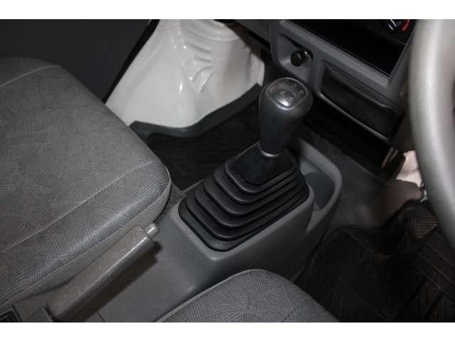 オーソドックスなフロアシフトレバー