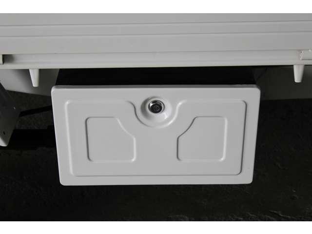 キー付きロッカーＢＯＸは車外でも安心して収納できます