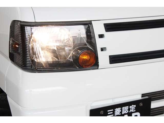 対向車ドライバーや歩行者に対して、眩しさを抑えるのと光の反射が抑えられるので、雨の日などの悪天候時の視認性確保に役立ちます