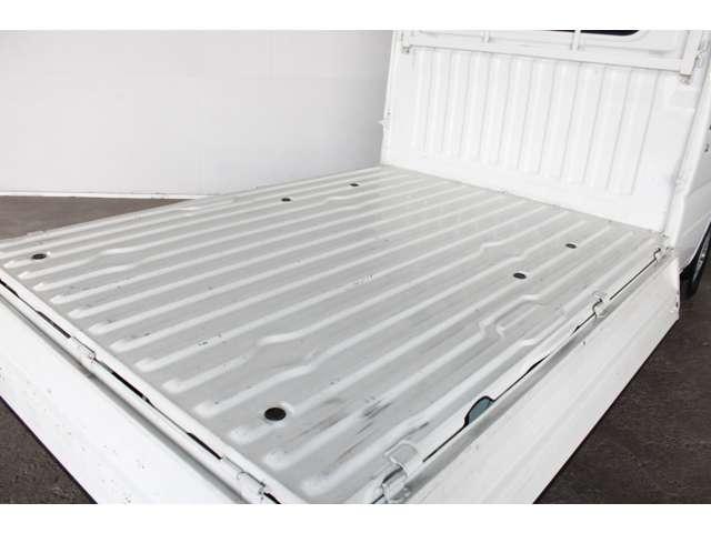 フラットな荷台は大容量◆たくさんのお荷物を載せて活躍します