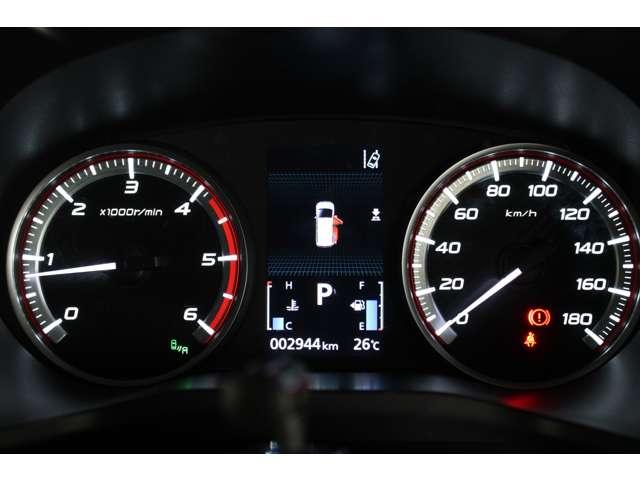 メーター中央の液晶ディスプレイには多彩な走行情報や環境情報を表示してドライバーをサポートします