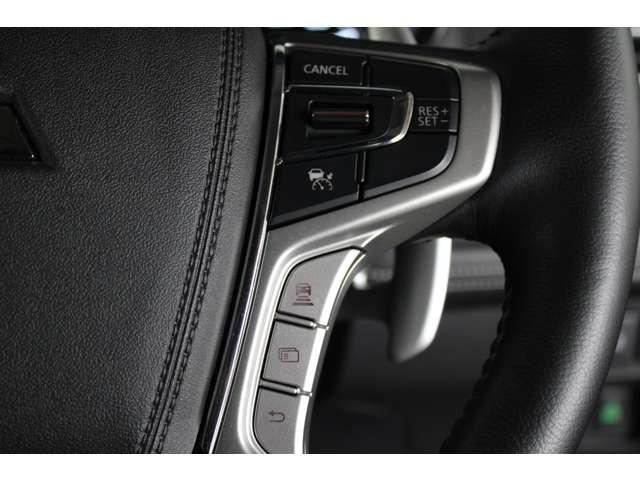 【追従クルーズコントロール】手元のリモコンで設定した速度と車間距離で先行車についていきます