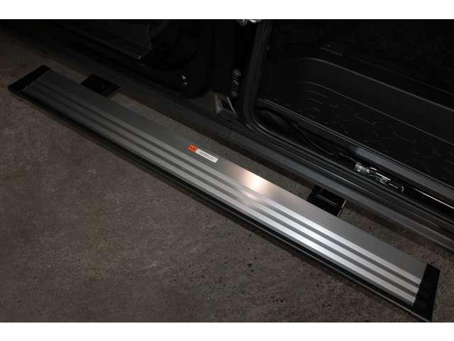 左側には電動サイドステップを装備！フロントドアまたはスライドドアを開けるとサイドステップが出てくるので、乗り降りにとても便利です！