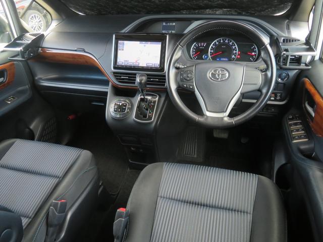 ヴォクシー ＺＳ　サンルーフ　両側電動スライド　９型ナビＴＶ　バックカメラ　１０．２型後席モニター　ＥＴＣ　ＣＤ／ＤＶＤ再生　Ｂｌｕｅｔｏｏｔｈ接続　７人乗り　３列シート　１６ＡＷ　ウォークスルー　ＬＥＤヘッドライトＵ（2枚目）