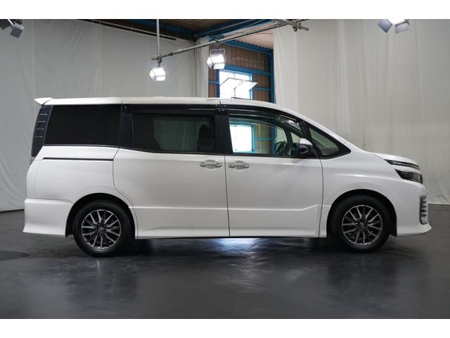 ヴォクシー ＺＳ　サンルーフ　両側電動スライド　９型ナビＴＶ　バックカメラ　１０．２型後席モニター　ＥＴＣ　ＣＤ／ＤＶＤ再生　Ｂｌｕｅｔｏｏｔｈ接続　７人乗り　３列シート　１６ＡＷ　ウォークスルー　ＬＥＤヘッドライトＵ（14枚目）