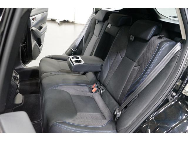 �㕔���Ȃɂ̓��A�Z���^�[�A�[�����X�g���t���Ă��܂��B��Ԑl����V�[���ɂ���ĕύX�ł��܂��B�A�[�����X�g�ɂ̓h�����N�z���_�[���t���Ă���̂ŁA�h�����N�{�g���͂������A�������̈ꎞ�u����ɂ����􂵂܂��B