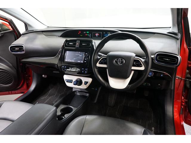 プリウス Sツーリングセレクション 禁煙車 HV車 点検記録簿 黒革シート 7インチナビTV バックカメラ 純正17AW ETC車載器 シートヒーター搭載 CD/DVD再生 Bluetooth接続 アイドリングストップ機能 オートライト(2枚目)