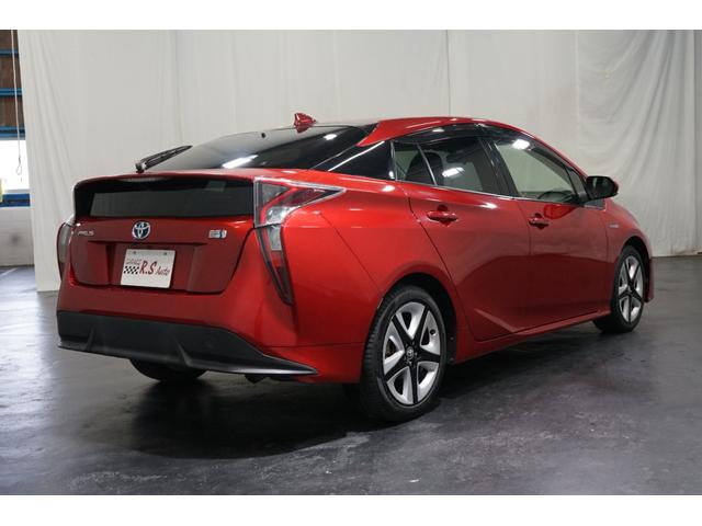 プリウス Sツーリングセレクション 禁煙車 HV車 点検記録簿 黒革シート 7インチナビTV バックカメラ 純正17AW ETC車載器 シートヒーター搭載 CD/DVD再生 Bluetooth接続 アイドリングストップ機能 オートライト(8枚目)