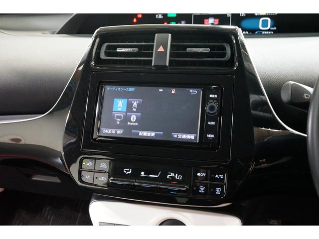 プリウス Sツーリングセレクション 禁煙車 HV車 点検記録簿 黒革シート 7インチナビTV バックカメラ 純正17AW ETC車載器 シートヒーター搭載 CD/DVD再生 Bluetooth接続 アイドリングストップ機能 オートライト(10枚目)