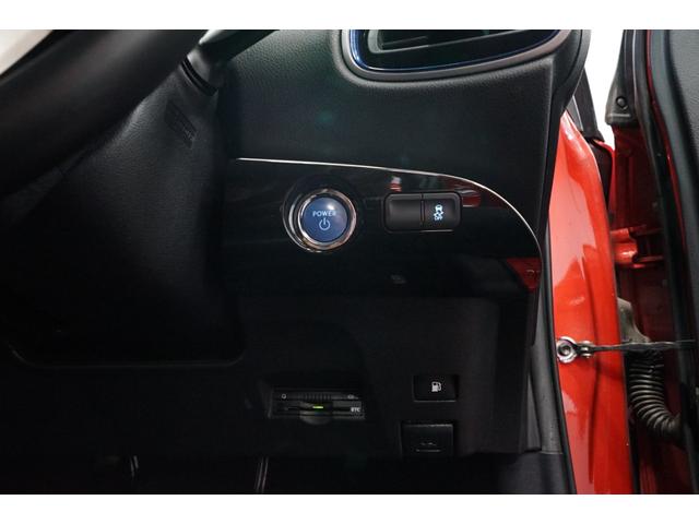 プリウス Sツーリングセレクション 禁煙車 HV車 点検記録簿 黒革シート 7インチナビTV バックカメラ 純正17AW ETC車載器 シートヒーター搭載 CD/DVD再生 Bluetooth接続 アイドリングストップ機能 オートライト(12枚目)