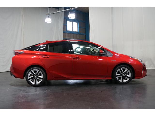 プリウス Sツーリングセレクション 禁煙車 HV車 点検記録簿 黒革シート 7インチナビTV バックカメラ 純正17AW ETC車載器 シートヒーター搭載 CD/DVD再生 Bluetooth接続 アイドリングストップ機能 オートライト(14枚目)