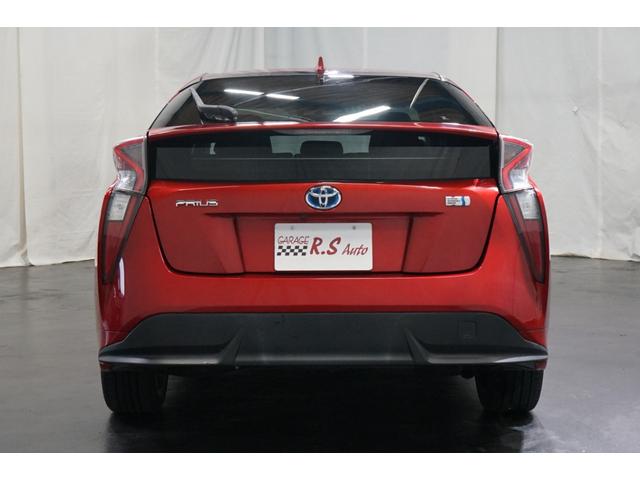 プリウス Sツーリングセレクション 禁煙車 HV車 点検記録簿 黒革シート 7インチナビTV バックカメラ 純正17AW ETC車載器 シートヒーター搭載 CD/DVD再生 Bluetooth接続 アイドリングストップ機能 オートライト(63枚目)